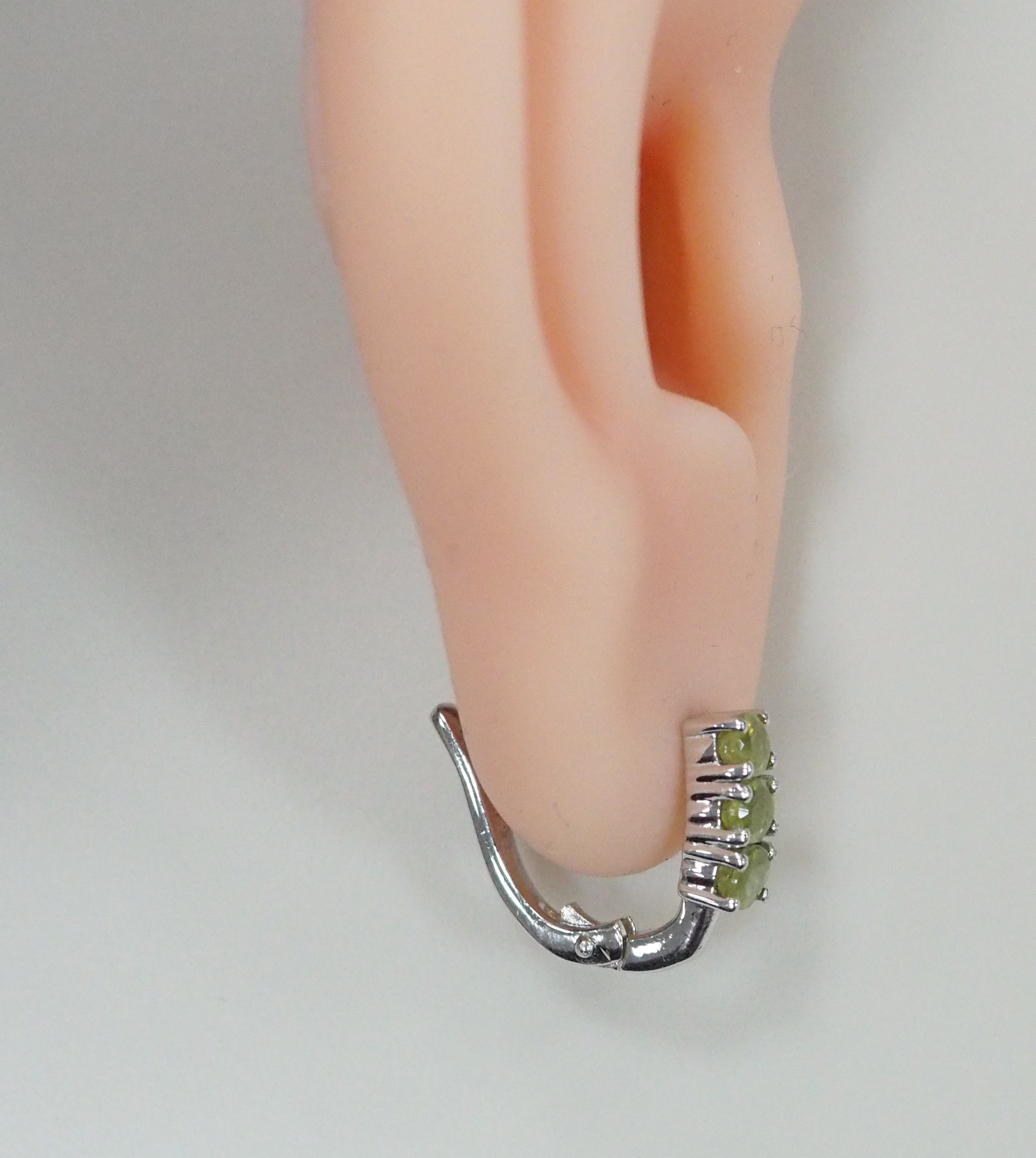 Серебряные серьги с зелеными сапфирами